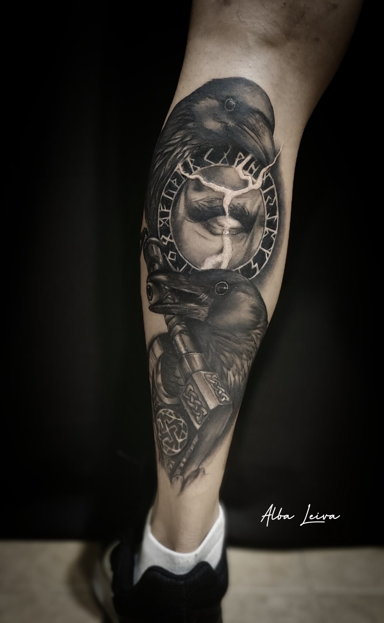 Tatuaje de cuervos y runas por Alba Leiva — Grafito Tattoo Jaén